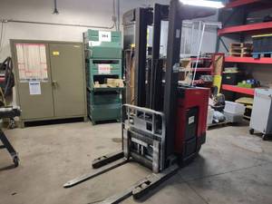 lot 11 image: Raymond Reach Forklift, Model EASI,...
