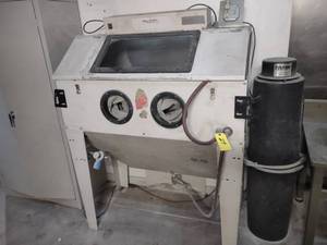 lot 29 image: Central Pneumatic Sandblast Cabinet...