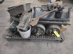 lot 401 image: Trailer Spindles & Misc....