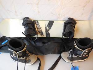 lot 121 image: Burton Snowboard Ride Kink-Bag & Snow Boots