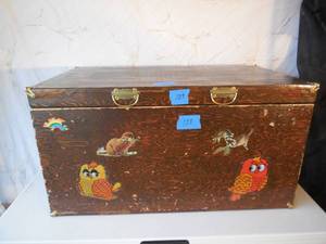 lot 123 image: Large Toy Chest 20x36x19T