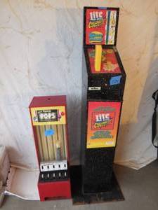 lot 124 image: 2-Vending Machines Tootsie Pops & Lite Beer Grip Strength