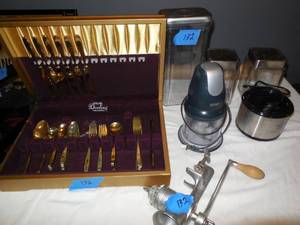lot 132 image: Dorling Tableware In Case, Ninja Blender, Little Cricket Meat Grinder, Containers