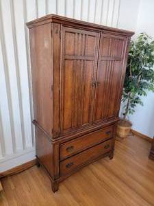 lot 40 image: Mission Style Entertainment Hutch