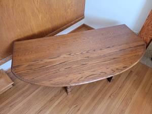 lot 17 image: Single-Side Dropleaf Cocktail Table