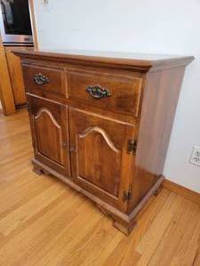 lot 21 image: Traditional Oak Parlor Cabinet