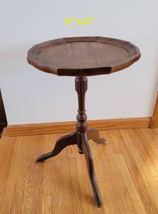 lot 22 image: Vintage Antique Parlor Table