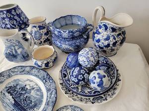 lot 46 image: Blue & White Delft Bundle