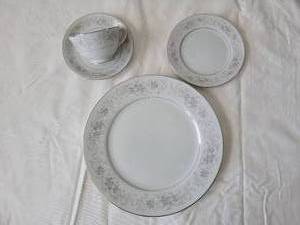 lot 51 image: Camelot China Carrousel Pattern