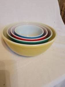 lot 7 image: Vintage Pyrex Nested Mixing Bowls