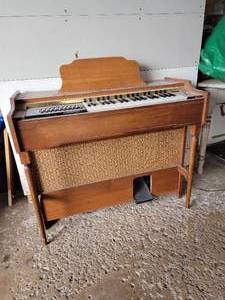 lot 50 image: Retro Electric Chord Organ