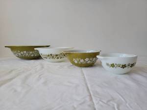 lot 8 image: Vintage Pyrex Nested Mixing Bowls