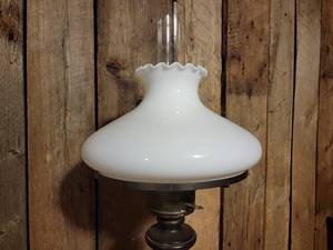 lot 62 image: Traditonal Candle Stick Parlor Lamp