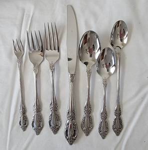 lot 53 image: Oneida Stainless Steel Flatware Service for 12