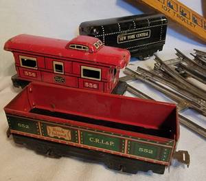 lot 33 image: Old Marx Tin Trains and Tracks