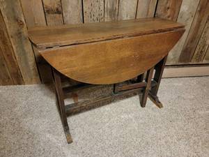 lot 65 image: Lovely Vintage Drop Leaf Round Table