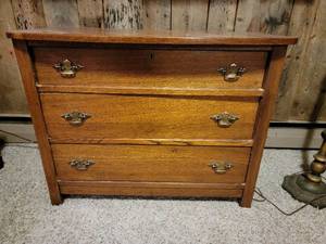 lot 68 image: Antique Arts & Crafts 3 Drawer Dresser