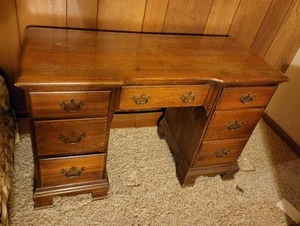 lot 14 image: Classic Vintage Desk
