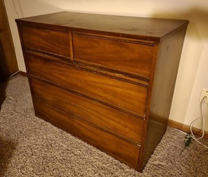 lot 105 image: Mid-Century Modern Vintage 5 Drawer Dresser