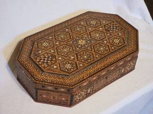 lot 94 image: Vintage Inlaid Wood Jewelry Box