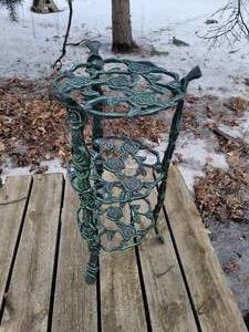 lot 78 image: Stylish Metal Plant Stand