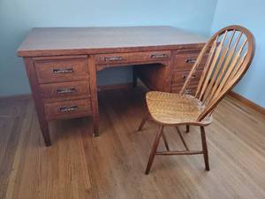 lot 5B image: Amazing Antique Crafted Desk