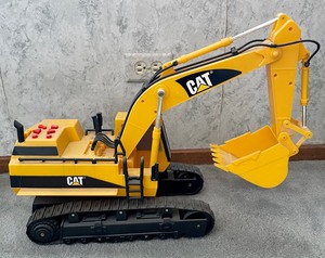 lot 114 image: Toy Cat Digger Truck
