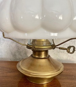 lot 112 image: Vintage Lamp