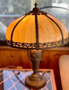 lot 1 image: Beautiful Vintage Slag Table Lamp with Art Deco Design