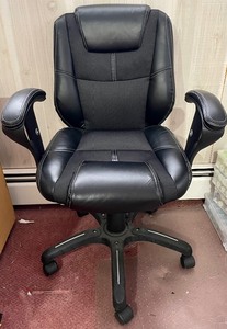 lot 152 image: SewingOffice Chair