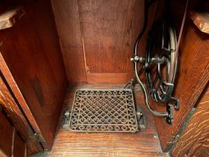 lot 50 image: Vintage New Home Sewing Machine