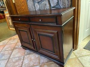 lot 206 image: Wooden Two Drawer Storage Cabinet