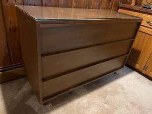 lot 208 image: Vintage Three Drawer Dresser With Glass Top