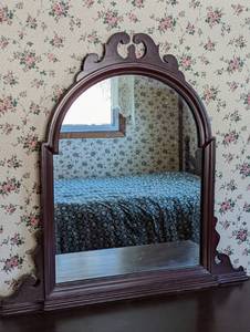 lot 27 image: Lovely Vintage Vanity Set