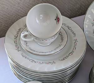 lot 40 image: Royal Swirl Dish Set