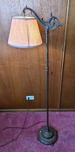 lot 45 image: Vintage Floor Lamp