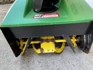 lot 273 image: John Deere TRS-21 Electric Start Snow Blower