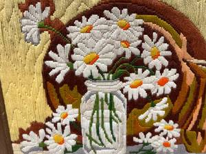 lot 287 image: Beautiful Daisy Floral Needlepoint Piece