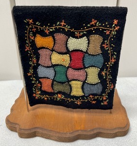 lot 294 image: Petite Quilt Decor