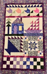 lot 299 image: Petite Decorative Quilt Wall Hanging