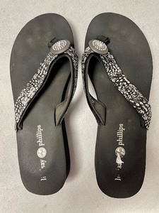 lot 333 image: Lindsay Phillips Switch Flops Size 9