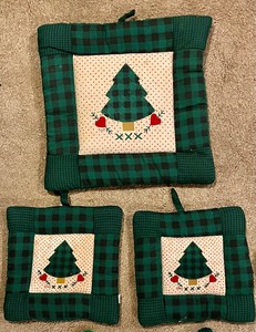 lot 318 image: Handmade Holiday Hot Pads
