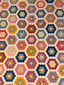 lot 316 image: Vibrant Beautifully Crafted Vintage Quilt