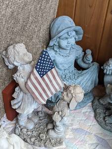 lot 342 image: Fun Garden Statues and Decor
