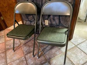 lot 375 image: 4 Metal Padded Folding Chairs