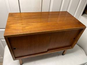 lot 391 image: Retro Record Album Storage Cabinet