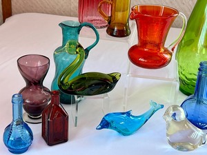 lot 17 image: Variety of Colorful Vintage Glassware Items