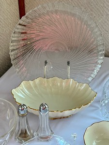 lot 13 image: Vintage Glassware- Vintage Serving Items
