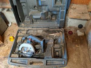 lot 6 image: Craftsman 19.2 Volt 5.5 Trim Saw (...
