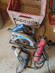 lot 18 image: Milk Crate with Skil 4.5 Grinder, ...